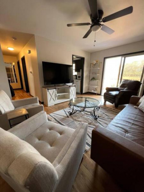 Cozy, fully remodeled home near downtown KC